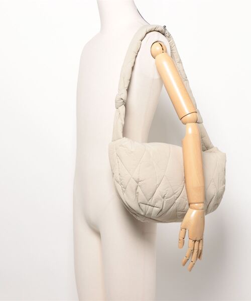 an meets zakka(アンミツザッカ)の「an meets zakka ダイヤキルティングパディングナイロンショルダーバッグ / 肩掛け バナナ バック カバン 鞄 レディース メンズ ユニセックス(ショルダーバッグ・レディース・ベージュ/アイボリー/ブラック・ONESIZE)」の8枚目の写真