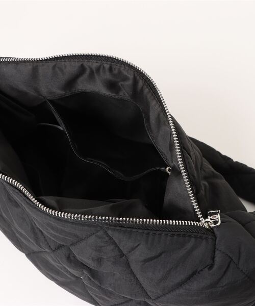 an meets zakka(アンミツザッカ)の「an meets zakka ダイヤキルティングパディングナイロンショルダーバッグ / 肩掛け バナナ バック カバン 鞄 レディース メンズ ユニセックス(ショルダーバッグ・レディース・ベージュ/アイボリー/ブラック・ONESIZE)」の9枚目の写真