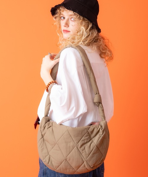 an meets zakka(アンミツザッカ)の「an meets zakka ダイヤキルティングパディングナイロンショルダーバッグ / 肩掛け バナナ バック カバン 鞄 レディース メンズ ユニセックス(ショルダーバッグ・レディース・ベージュ/アイボリー/ブラック・ONESIZE)」の1枚目の写真