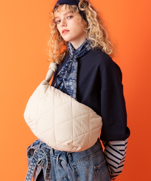 an meets zakka(アンミツザッカ)の「an meets zakka ダイヤキルティングパディングナイロンショルダーバッグ / 肩掛け バナナ バック カバン 鞄 レディース メンズ ユニセックス(ショルダーバッグ・レディース・ベージュ/アイボリー/ブラック・ONESIZE)」の2枚目の写真