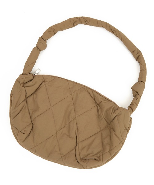 an meets zakka(アンミツザッカ)の「an meets zakka ダイヤキルティングパディングナイロンショルダーバッグ / 肩掛け バナナ バック カバン 鞄 レディース メンズ ユニセックス(ショルダーバッグ・レディース・ベージュ/アイボリー/ブラック・ONESIZE)」の17枚目の写真