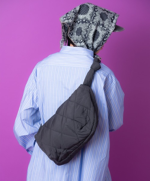 an meets zakka(アンミツザッカ)の「an meets zakka ダイヤキルティングパディングナイロンショルダーバッグ / 肩掛け バナナ バック カバン 鞄 レディース メンズ ユニセックス(ショルダーバッグ・レディース・ベージュ/アイボリー/ブラック・ONESIZE)」の11枚目の写真