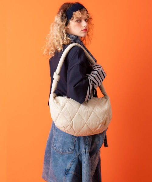 an meets zakka(アンミツザッカ)の「an meets zakka ダイヤキルティングパディングナイロンショルダーバッグ / 肩掛け バナナ バック カバン 鞄 レディース メンズ ユニセックス(ショルダーバッグ・レディース・ベージュ/アイボリー/ブラック・ONESIZE)」の20枚目の写真