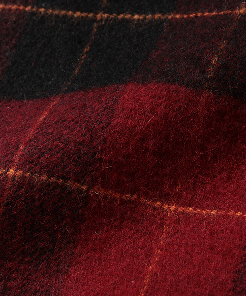 BEAMS（ビームス）の「BEAMS / バッファローチェック リバーシブル マフラー（マフラー・メンズ・グレー/ネイビー/レッド・ONE SIZE）」の5枚目の写真