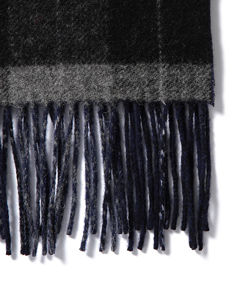 BEAMS（ビームス）の「BEAMS / バッファローチェック リバーシブル マフラー（マフラー・メンズ・グレー/ネイビー/レッド・ONE SIZE）」の6枚目の写真