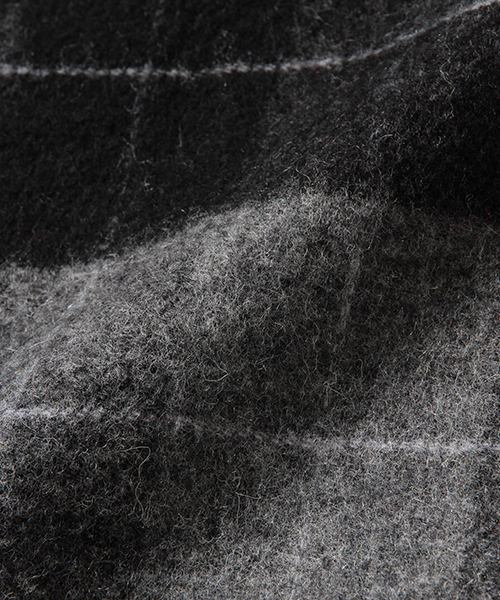 BEAMS（ビームス）の「BEAMS / バッファローチェック リバーシブル マフラー（マフラー・メンズ・グレー/ネイビー/レッド・ONE SIZE）」の7枚目の写真