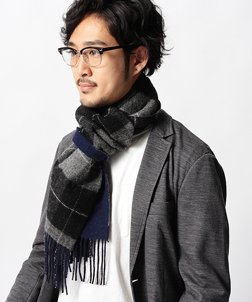 BEAMS（ビームス）の「BEAMS / バッファローチェック リバーシブル マフラー（マフラー・メンズ・グレー/ネイビー/レッド・ONE SIZE）」の11枚目の写真