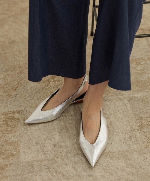 ROPE'（ロペ）の「ポインテッドVカットパンプス（パンプス・レディース・ブラック/シルバー・36.5/37/37.5/36）」の2枚目の写真