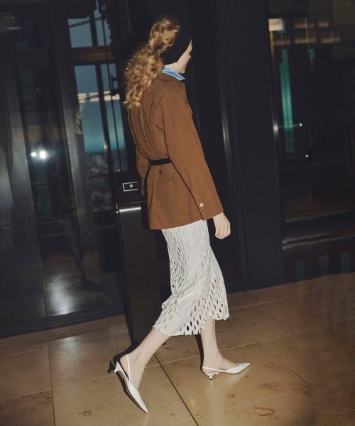 allureville（アルアバイル）の「ポインテッドスリングバックパンプス（パンプス・レディース・ネイビー/キャメル/ホワイト・24.5/23.5/22.5）」の7枚目の写真