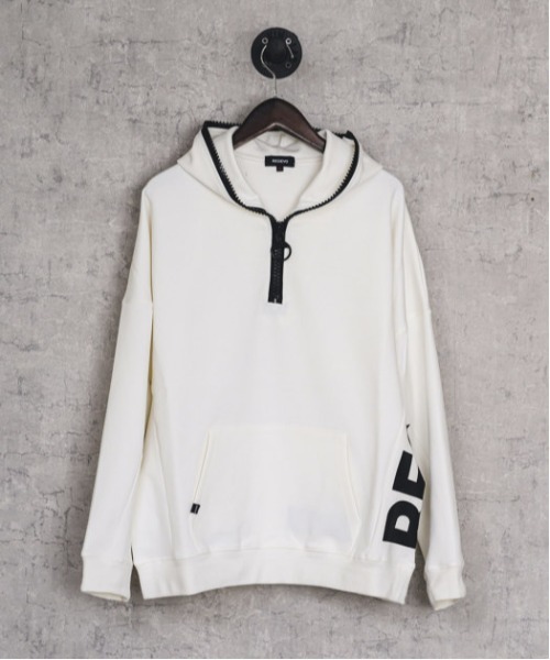 REGIEVO（レジエボ）の「ロゴプリントハーフジッププルオーバーパーカー（パーカー・メンズ・オフホワイト/ブラック・LARGE/MEDIUM）」の2枚目の写真