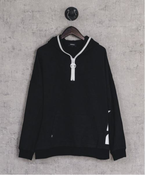 REGIEVO（レジエボ）の「ロゴプリントハーフジッププルオーバーパーカー（パーカー・メンズ・オフホワイト/ブラック・LARGE/MEDIUM）」の4枚目の写真