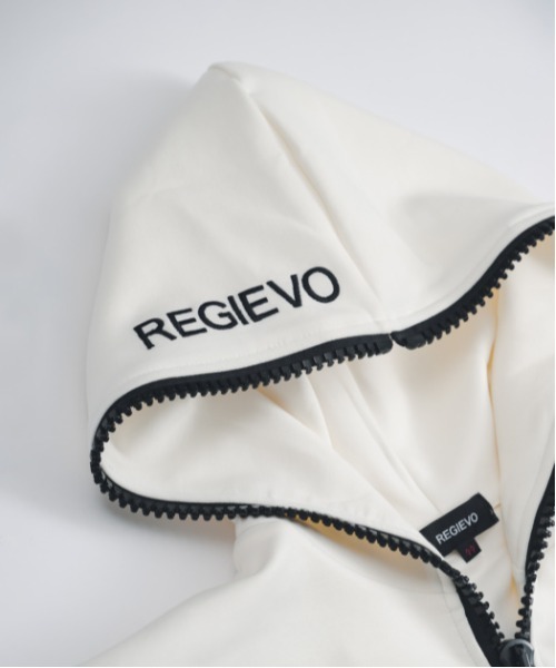 REGIEVO（レジエボ）の「ロゴプリントハーフジッププルオーバーパーカー（パーカー・メンズ・オフホワイト/ブラック・LARGE/MEDIUM）」の6枚目の写真
