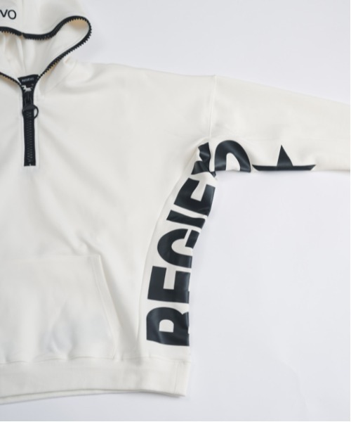 REGIEVO（レジエボ）の「ロゴプリントハーフジッププルオーバーパーカー（パーカー・メンズ・オフホワイト/ブラック・LARGE/MEDIUM）」の8枚目の写真