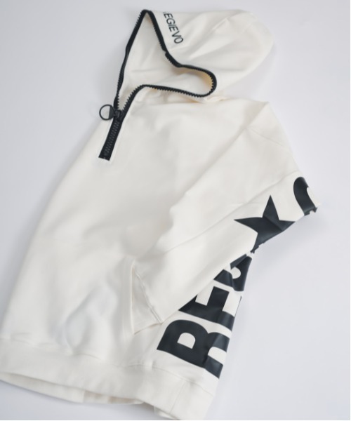 REGIEVO（レジエボ）の「ロゴプリントハーフジッププルオーバーパーカー（パーカー・メンズ・オフホワイト/ブラック・LARGE/MEDIUM）」の9枚目の写真