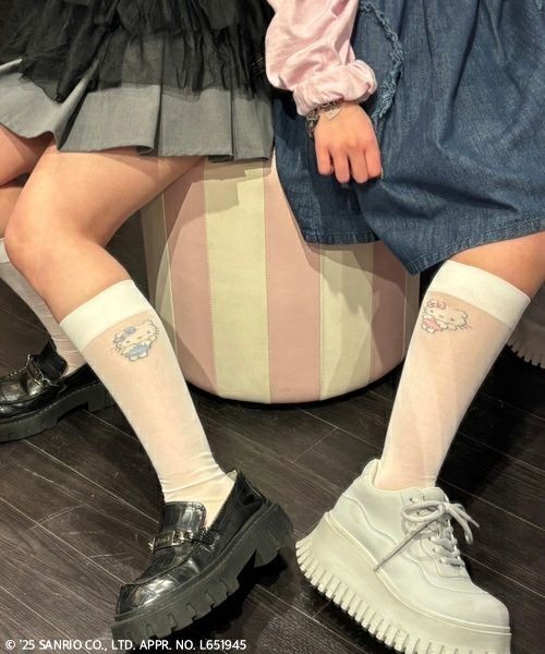 Candy Stripper（キャンディストリッパー）の「ANGEL【HELLO KITTY】SHEER HIGH ソックス（ソックス/靴下・レディース・ホワイト×ピンク/ホワイト×ブルー/ブラック・FREE）」の4枚目の写真