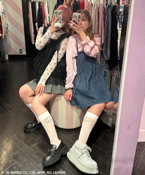 Candy Stripper（キャンディストリッパー）の「ANGEL【HELLO KITTY】SHEER HIGH ソックス（ソックス/靴下・レディース・ホワイト×ピンク/ホワイト×ブルー/ブラック・FREE）」の5枚目の写真