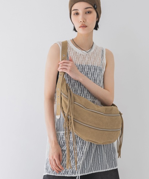 JEANASIS(ジーナシス)の「フリンジホーボーショルダー/322607(ショルダーバッグ・レディース・ブラック/ベージュ・FREE)」の1枚目の写真