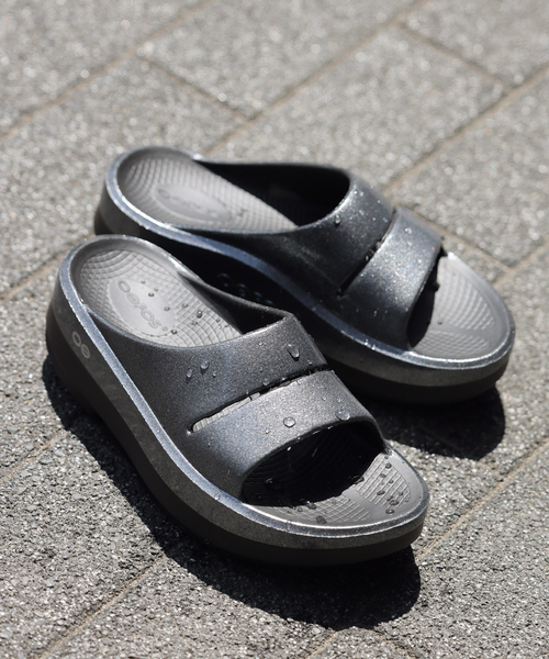 OOFOS(ウーフォス)の「【OOFOS/ウーフォス】Oomega Ooahh luxe:サンダル(サンダル・レディース・ブラック系その他・23cm/24cm/25cm)」の1枚目の写真