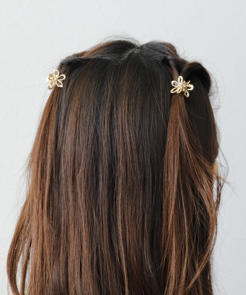 Three Four Time(スリーフォータイム)の「透かしフラワーミニクリップ 2個SET(ヘアピン・レディース・シルバー/ゴールド・FREE)」の2枚目の写真
