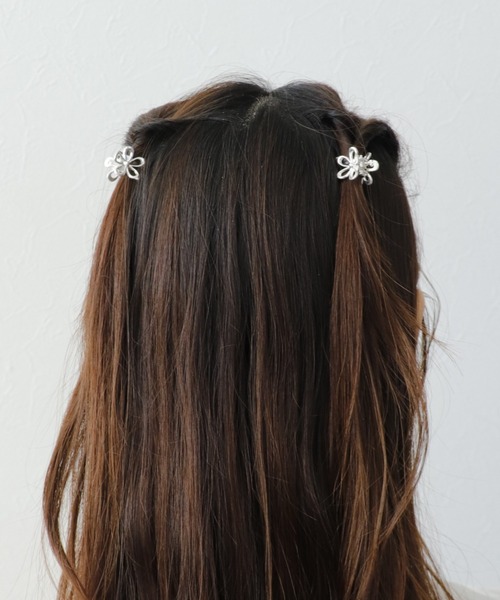 Three Four Time(スリーフォータイム)の「透かしフラワーミニクリップ 2個SET(ヘアピン・レディース・シルバー/ゴールド・FREE)」の4枚目の写真