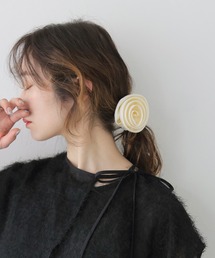 CLEIO（クレイオ）の「【CLEIO】バラモチーフシュシュ ROSE MOTIF SCRUNCHIE/737-13669（ヘアゴム）」