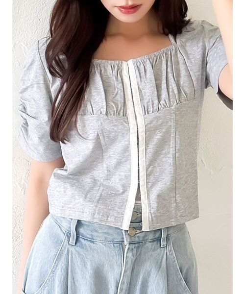 dazzlin(ダズリン)の「フロントホックタイトカットトップス(Tシャツ/カットソー・レディース・オフホワイト/グレー/ブルー/ブラック・FREE)」の1枚目の写真