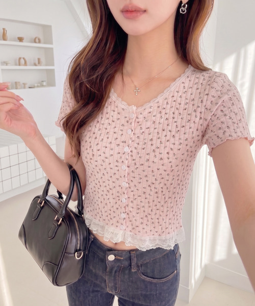 Ada.(エイダ)の「レースデザイン 小花柄 ヘンリーネック トップス(Tシャツ/カットソー・レディース・ホワイト/アイボリー/ブルー/ベージュ/ライトピンク/チャコール・M/L)」の6枚目の写真