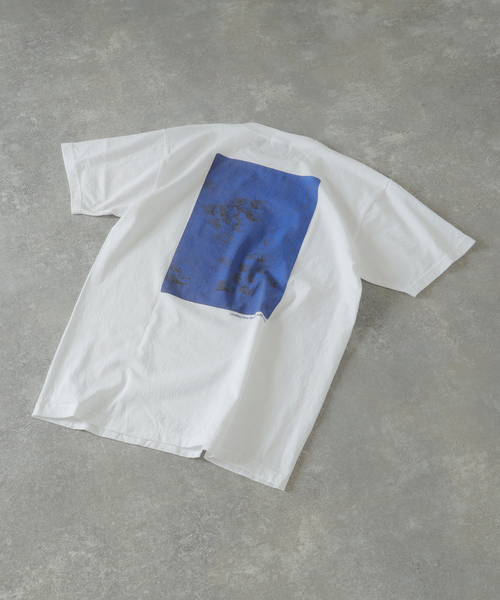 EDIFICE(エディフィス)の「YVES KLEIN(イヴ クライン) 別注 グラフィック プリント Tシャツ(Tシャツ/カットソー・メンズ・ホワイト×ホワイト/ホワイト系その他/ホワイト・LARGE/MEDIUM)」の5枚目の写真