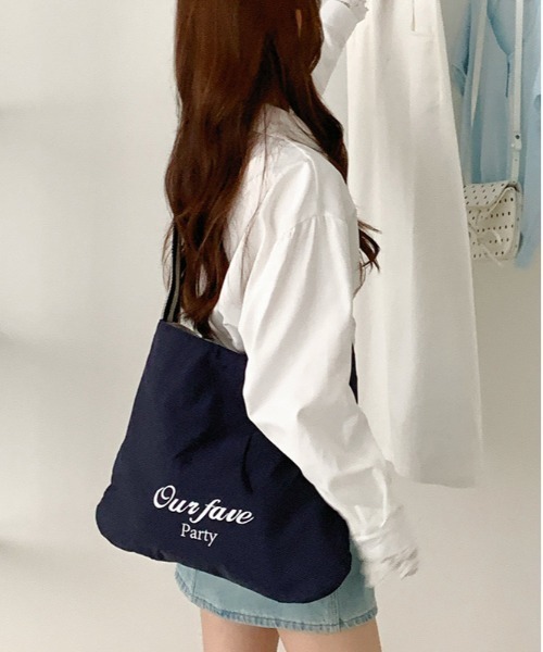 FINEnough(ファインナフ)の「リバーシブルレーステープ付ボーダートートバッグ(ショルダーバッグ・レディース・グリーン/レッド/ネイビー・FREE)」の2枚目の写真