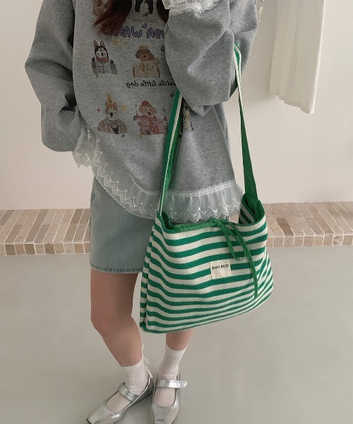 FINEnough(ファインナフ)の「リバーシブルレーステープ付ボーダートートバッグ(ショルダーバッグ・レディース・グリーン/レッド/ネイビー・FREE)」の11枚目の写真