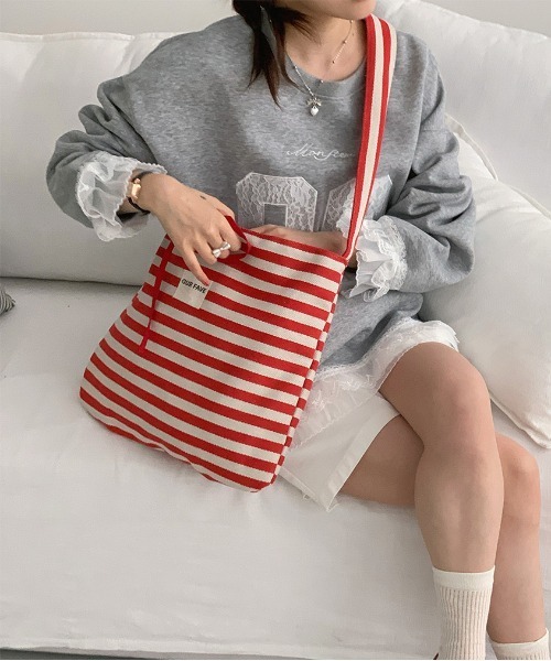 FINEnough(ファインナフ)の「リバーシブルレーステープ付ボーダートートバッグ(ショルダーバッグ・レディース・グリーン/レッド/ネイビー・FREE)」の9枚目の写真