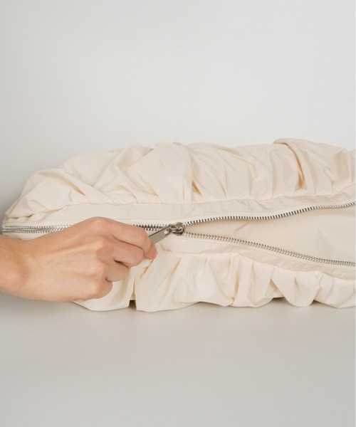 Knuth Marf(クヌースマーフ)の「2way logo belt nylon zip bag(ショルダーバッグ・レディース・オレンジ/アイボリー・ONE SIZE)」の5枚目の写真