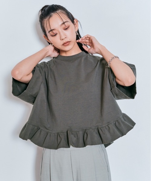 W:Huku（フーク）の「ハーフスリーブ フリルTシャツ（Tシャツ/カットソー・レディース・オフホワイト/ライトブラウン/ブラック/チャコール・FREE）」の3枚目の写真