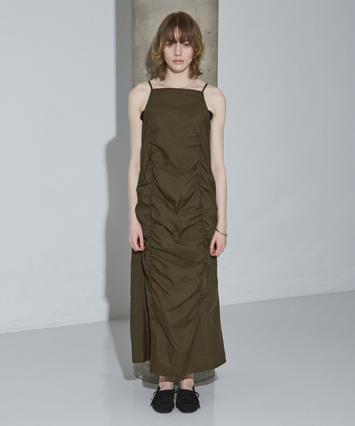 NOMINE（ノミネ）の「ギャザー キャミワンピース（ワンピース・レディース・ブラック/カーキ/オフホワイト・フリー）」の8枚目の写真