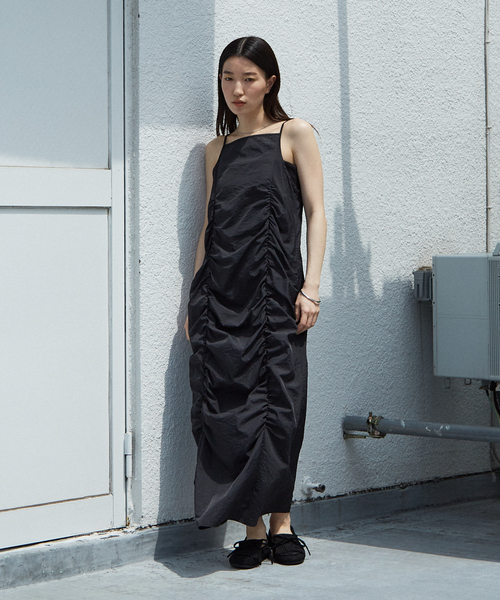 NOMINE（ノミネ）の「ギャザー キャミワンピース（ワンピース・レディース・ブラック/カーキ/オフホワイト・フリー）」の6枚目の写真