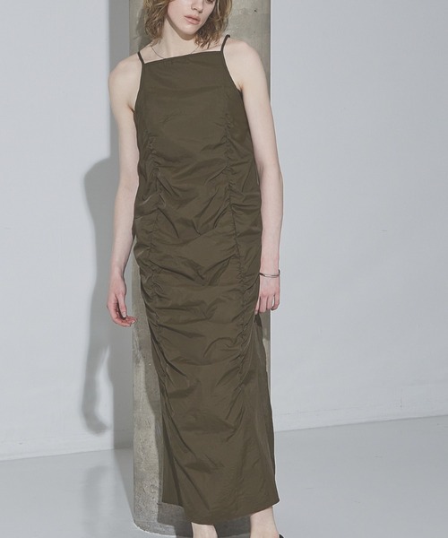 NOMINE（ノミネ）の「ギャザー キャミワンピース（ワンピース・レディース・ブラック/カーキ/オフホワイト・フリー）」の3枚目の写真