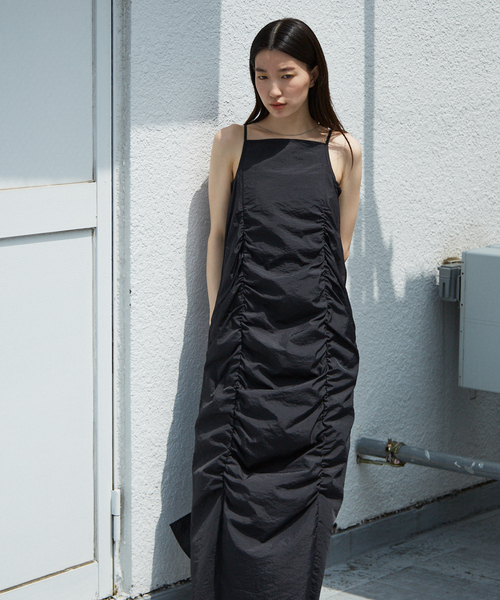 NOMINE（ノミネ）の「ギャザー キャミワンピース（ワンピース・レディース・ブラック/カーキ/オフホワイト・フリー）」の4枚目の写真