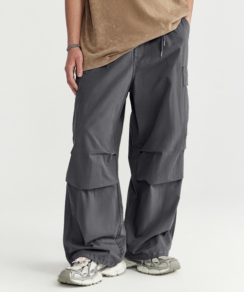 R.(rehacer)(アールドット(レアセル))の「R. : Tack Wide Leg Cotton Pants(カーゴパンツ・メンズ・アーミー/チャコールグレー・MEDIUM/LARGE/SMALL)」の2枚目の写真