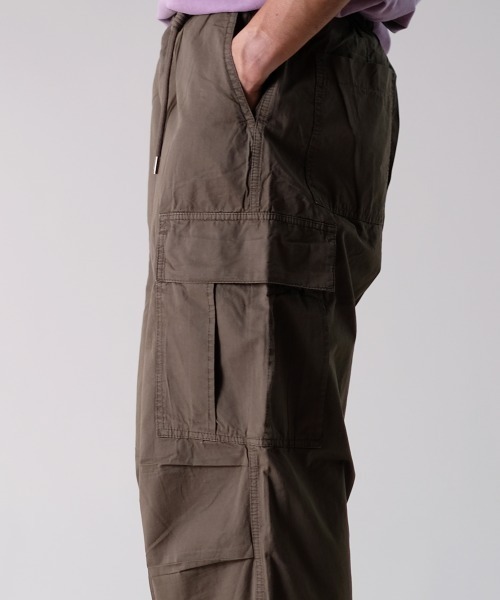 R.(rehacer)(アールドット(レアセル))の「R. : Tack Wide Leg Cotton Pants(カーゴパンツ・メンズ・アーミー/チャコールグレー・MEDIUM/LARGE/SMALL)」の8枚目の写真