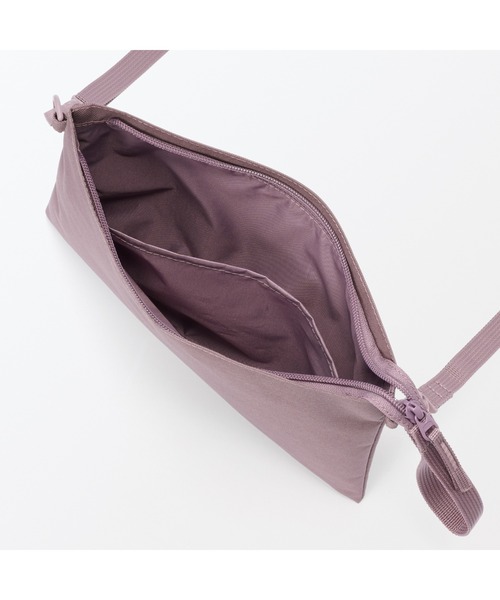 無印良品(ムジルシリョウヒン)の「ポーチとしても使える 撥水サコッシュ(ショルダーバッグ・レディース・ダークブラウン系/ラベンダー/チャコールグレー/ブラック/ライトベージュ/ネイビー系・FREE)」の12枚目の写真