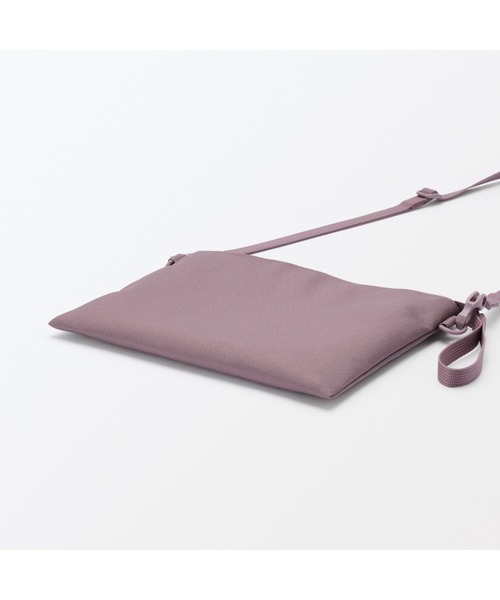 無印良品(ムジルシリョウヒン)の「ポーチとしても使える 撥水サコッシュ(ショルダーバッグ・レディース・ダークブラウン系/ラベンダー/チャコールグレー/ブラック/ライトベージュ/ネイビー系・FREE)」の11枚目の写真