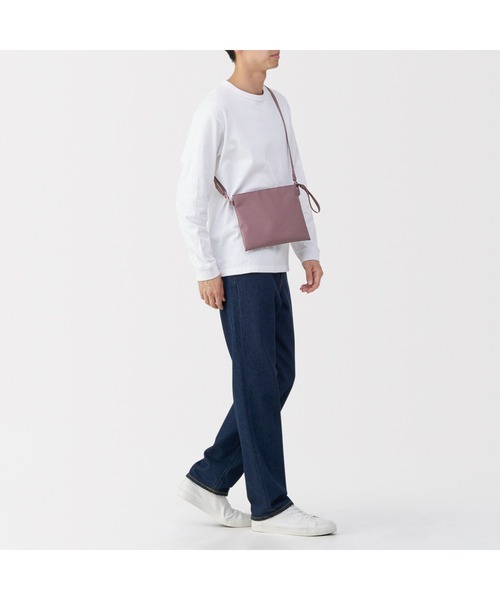 無印良品(ムジルシリョウヒン)の「ポーチとしても使える 撥水サコッシュ(ショルダーバッグ・レディース・ダークブラウン系/ラベンダー/チャコールグレー/ブラック/ライトベージュ/ネイビー系・FREE)」の14枚目の写真