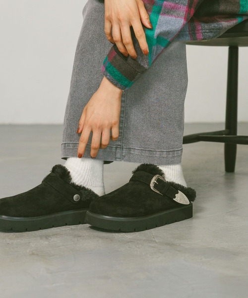 BAYFLOW（ベイフロー）の「[2WAYで履ける]バックルファークロッグ（スリッポン・レディース・ブラック/ベージュ・MEDIUM/LARGE）」の2枚目の写真