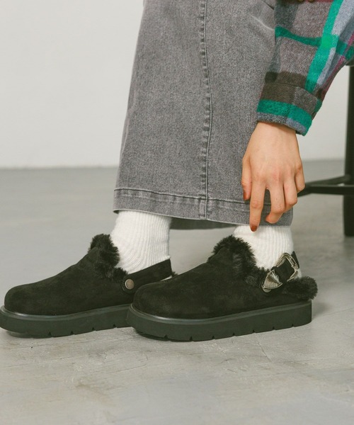 BAYFLOW（ベイフロー）の「[2WAYで履ける]バックルファークロッグ（スリッポン・レディース・ブラック/ベージュ・MEDIUM/LARGE）」の4枚目の写真