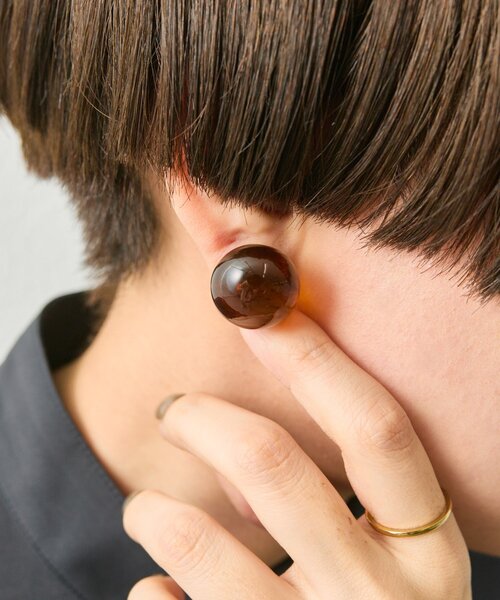 ear PAPILLONNER(イアパピヨネ)の「アメ玉樹脂ピアス(ピアス(両耳用)・レディース・ダークグリーン/ブラウン/アイボリー・FREE)」の3枚目の写真