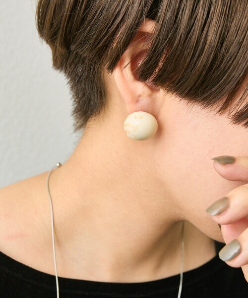 ear PAPILLONNER(イアパピヨネ)の「アメ玉樹脂ピアス(ピアス(両耳用)・レディース・ダークグリーン/ブラウン/アイボリー・FREE)」の2枚目の写真
