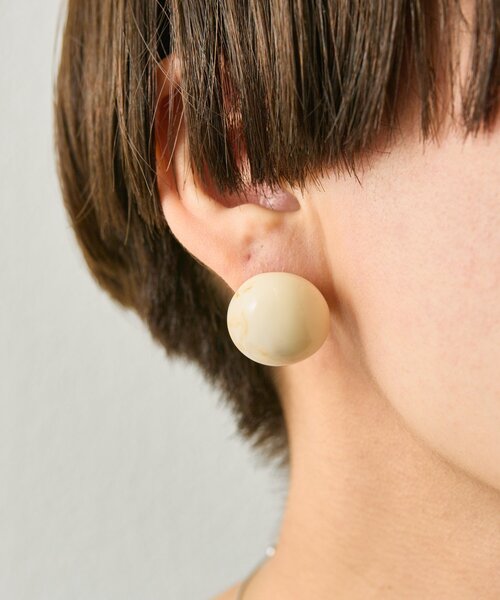 ear PAPILLONNER(イアパピヨネ)の「アメ玉樹脂ピアス(ピアス(両耳用)・レディース・ダークグリーン/ブラウン/アイボリー・FREE)」の4枚目の写真
