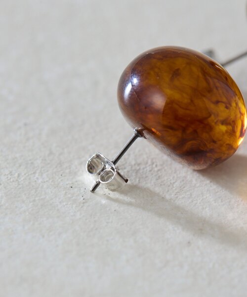 ear PAPILLONNER(イアパピヨネ)の「アメ玉樹脂ピアス(ピアス(両耳用)・レディース・ダークグリーン/ブラウン/アイボリー・FREE)」の7枚目の写真