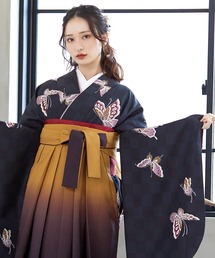 KIMONOMACHI(キモノマチ)のレディース袴セット 卒業式 女性 4点セット「二尺袖:飛び蝶 黒市松+袴:金茶×滅紫 ぼかし+袴下帯:レッド 麻の葉+襦袢」 レディース袴(着物)