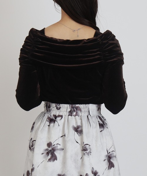 TRUDEA（トルディア）の「ベロアオフショルプルオーバー（Tシャツ/カットソー・レディース・ブラウン/グレイッシュブルー/ブラック・MEDIUM）」の6枚目の写真